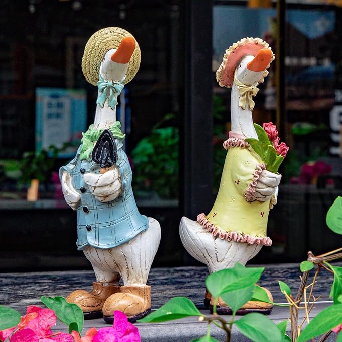 Garden Statues Couple Duck, Funny Cartoon Duck Garden Statues Indoor Outdoor Decorations Cute Ducks Art Décor Goose for Yard Home Garden Patio and Office (2- Pack)